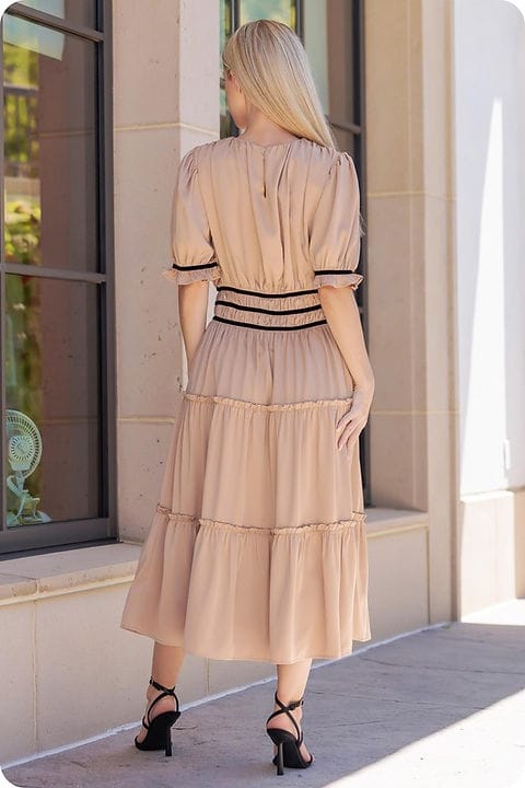 Vestido café con listones
