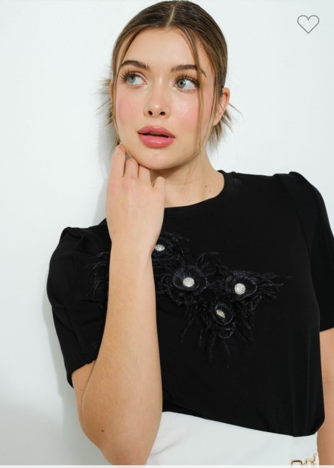 Playera con flor y plumas