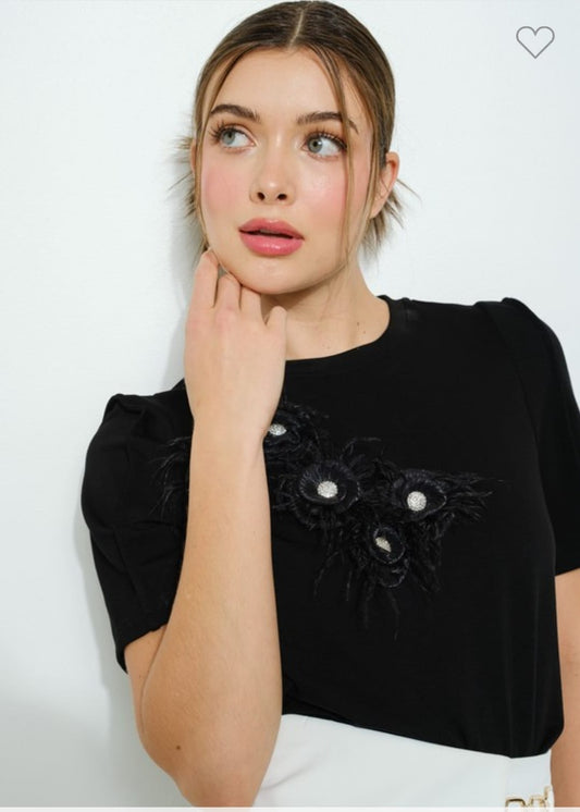 Playera con flor y plumas