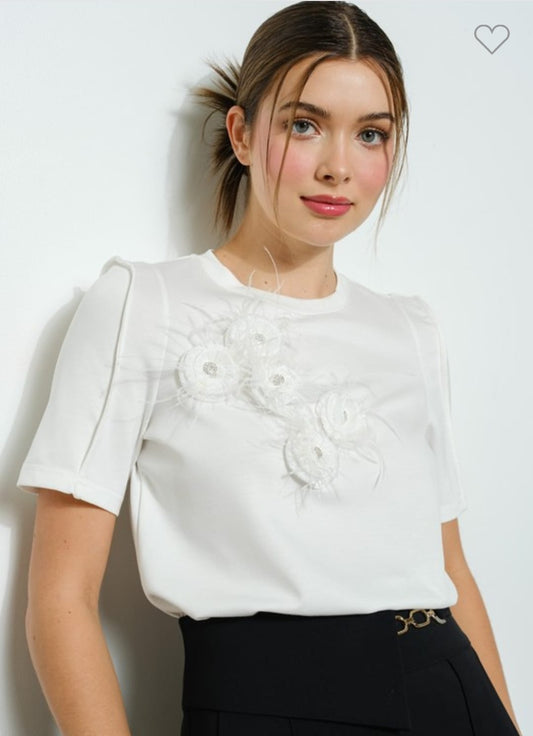 Playera con flor y plumas