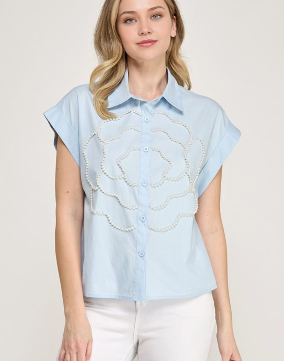 Blusa con flor y perlas