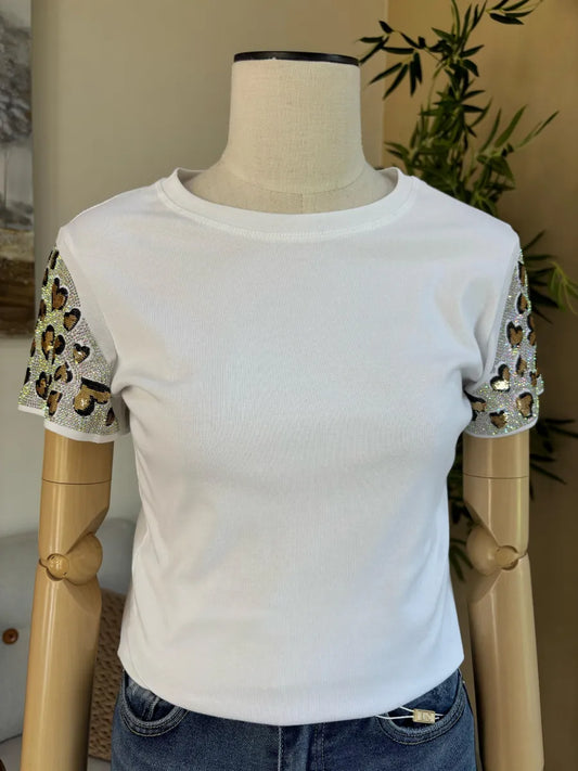 Playera blanca corazones brillos